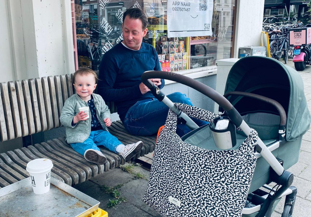 Vader en kind onbezorgd op pad dankzij goedgevulde luiertas