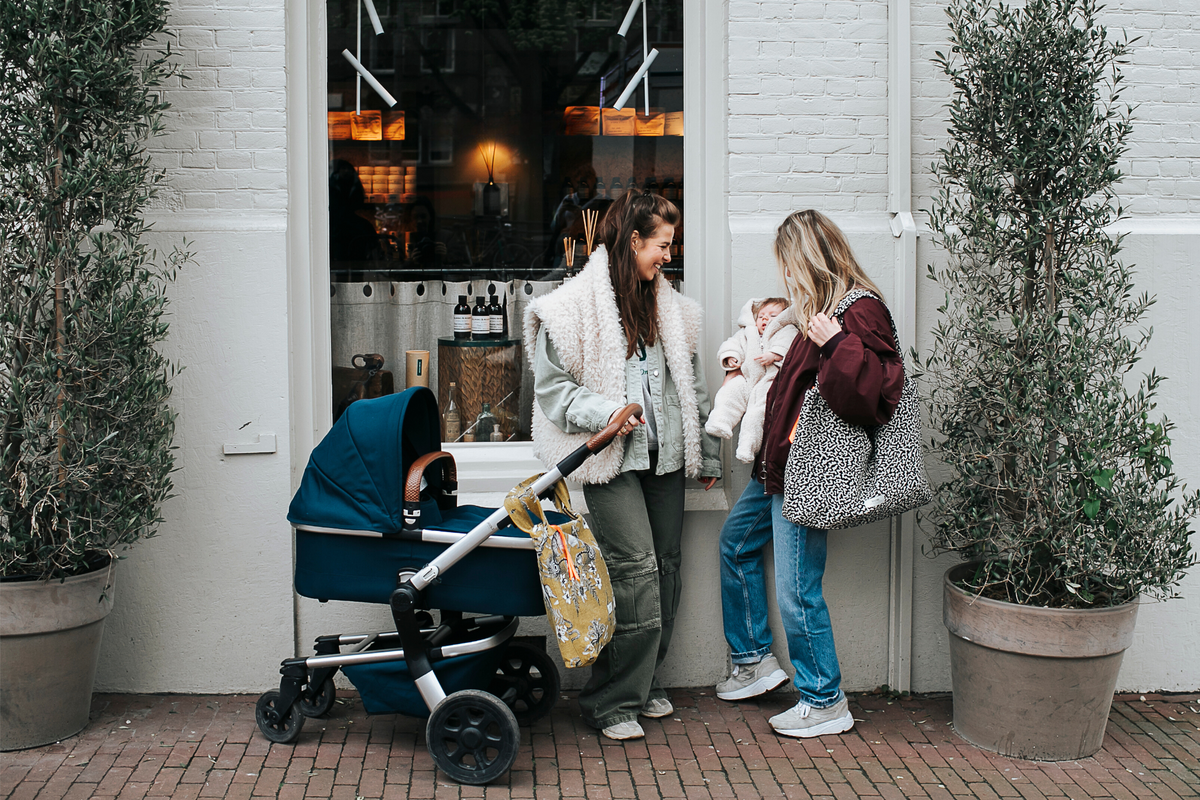 Hippe luiertas van BAERE Amsterdam. Handgemaakt, waterdicht van binnen en met veel handige vakjes. Ideaal om onbezorgd met jouw baby op pad te gaan. Past tevens over elke kinderwagen en is perfect om cadeau te geven op een babyshower! 
